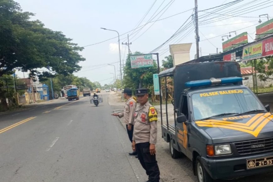 Perkuat Keamanan Jalur Utama, Polsek Balerejo Gelar Patroli Strong Point di Sumberbening